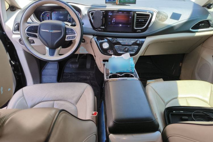 Used Chrysler Grand Voyager PHEV 2018 3.6L Plug-in Hybrid Center Console