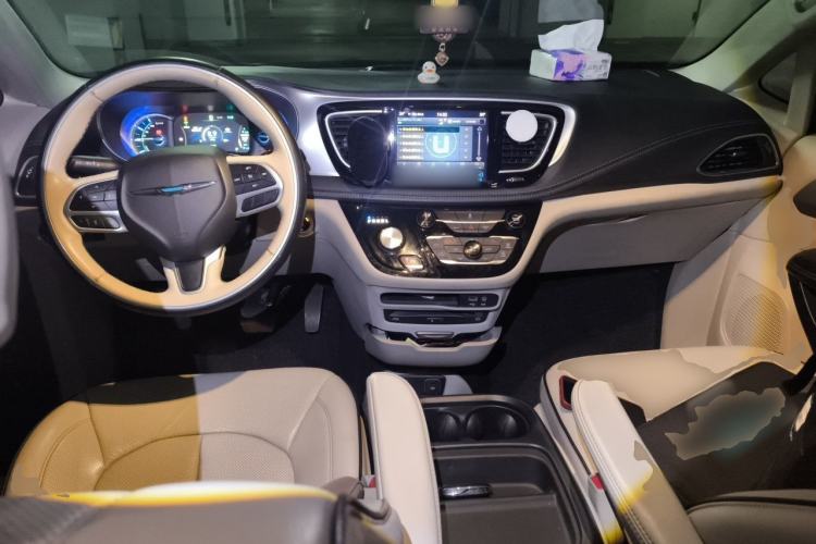 Used Chrysler Grand Voyager PHEV 2018 3.6L Plug-in Hybrid Center Console