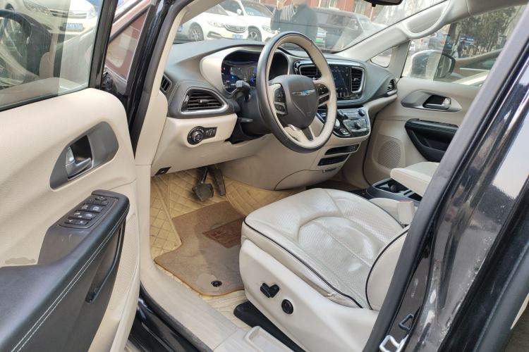 Used Chrysler Grand Voyager PHEV 2018 3.6L Plug-in Hybrid Driver Seat
