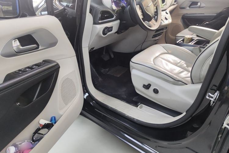 Used Chrysler Grand Voyager PHEV 2018 3.6L Plug-in Hybrid Driver Seat
