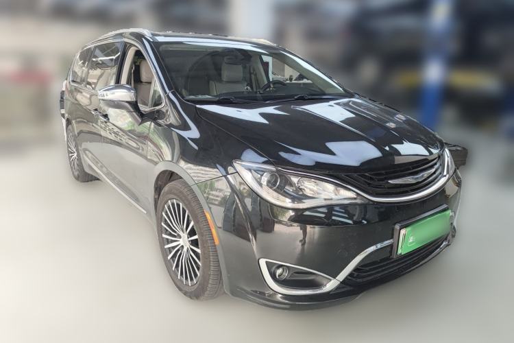 Used Chrysler Grand Voyager PHEV 2018 3.6L Plug-in Hybrid Front Right 45 Deg