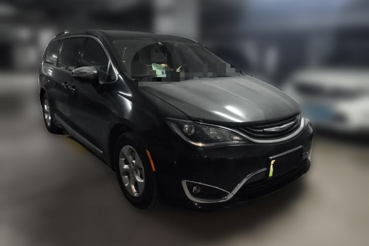 Used Chrysler Grand Voyager PHEV 2018 3.6L Plug-in Hybrid Front Right 45 Deg