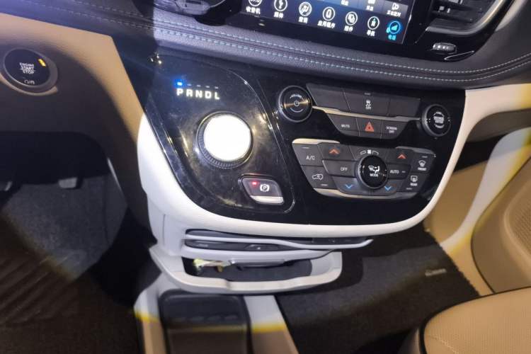 Used Chrysler Grand Voyager PHEV 2018 3.6L Plug-in Hybrid Gear Lever