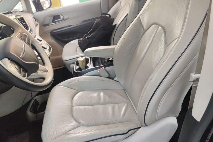 Used Chrysler Grand Voyager PHEV 2018 3.6L Plug-in Hybrid Left Front Seat
