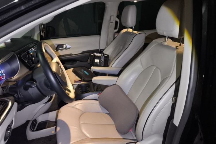 Used Chrysler Grand Voyager PHEV 2018 3.6L Plug-in Hybrid Left Front Seat
