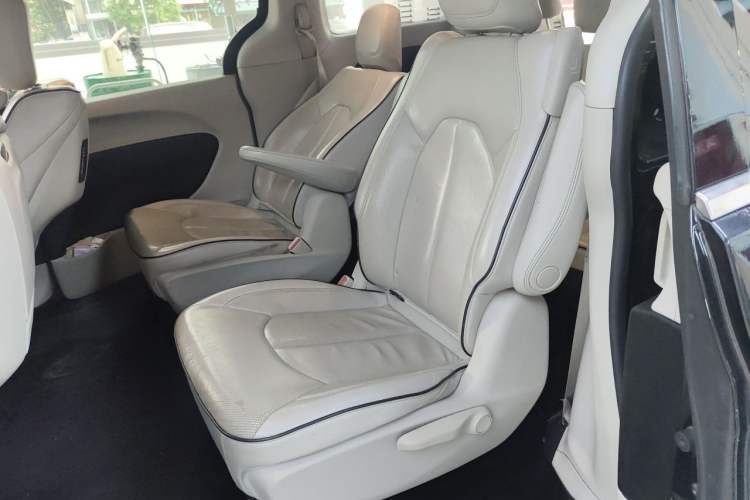 Used Chrysler Grand Voyager PHEV 2018 3.6L Plug-in Hybrid Left Rear Seat