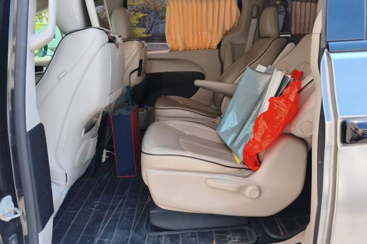 Used Chrysler Grand Voyager PHEV 2018 3.6L Plug-in Hybrid Left Rear Seat
