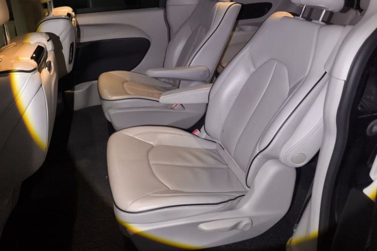 Used Chrysler Grand Voyager PHEV 2018 3.6L Plug-in Hybrid Left Rear Seat