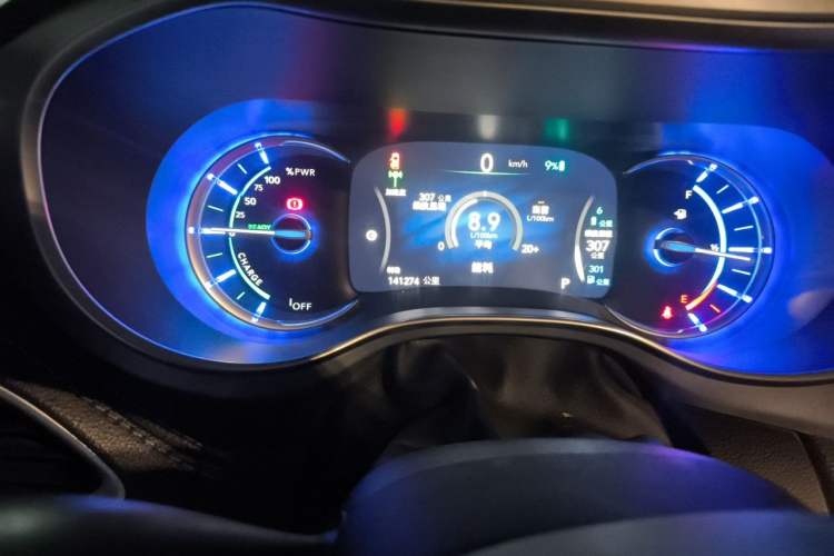 Used Chrysler Grand Voyager PHEV 2018 3.6L Plug-in Hybrid Odometer Close Up