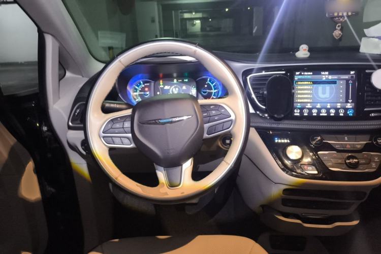 Used Chrysler Grand Voyager PHEV 2018 3.6L Plug-in Hybrid Steering Wheel