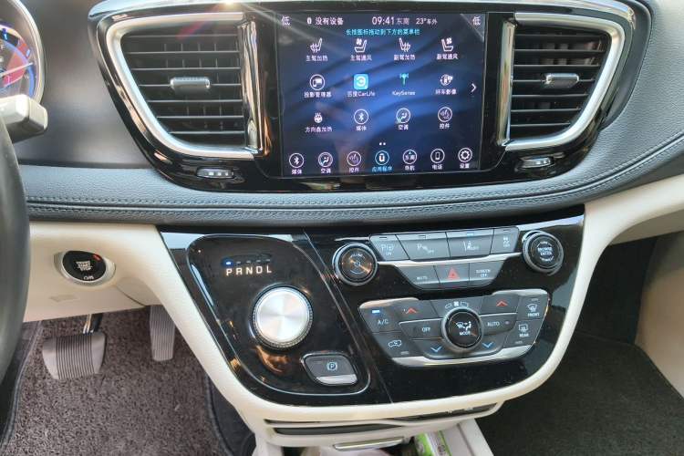 Used Chrysler Grand Voyager PHEV 2019 3.6L Plug-in Hybrid Audio And AC Panel