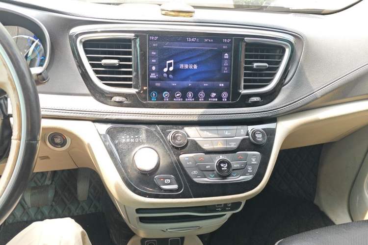 Used Chrysler Grand Voyager PHEV 2019 3.6L Plug-in Hybrid Audio And AC Panel