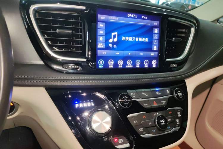 Used Chrysler Grand Voyager PHEV 2019 3.6L Plug-in Hybrid Audio And AC Panel