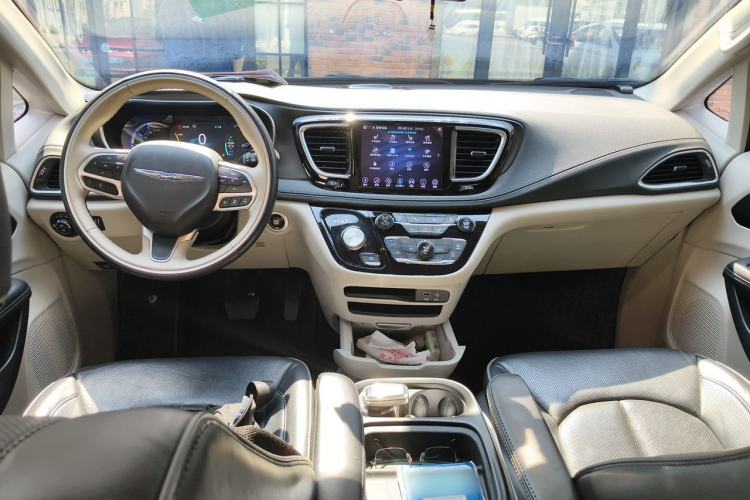 Used Chrysler Grand Voyager PHEV 2019 3.6L Plug-in Hybrid Center Console