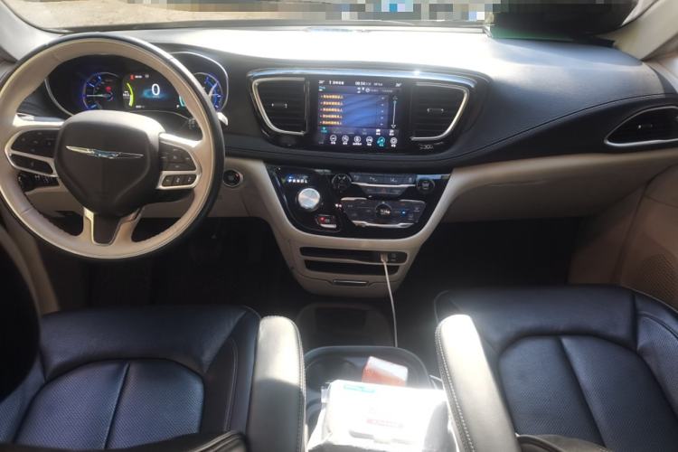 Used Chrysler Grand Voyager PHEV 2019 3.6L Plug-in Hybrid Center Console
