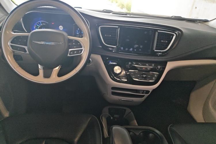 Used Chrysler Grand Voyager PHEV 2019 3.6L Plug-in Hybrid Center Console