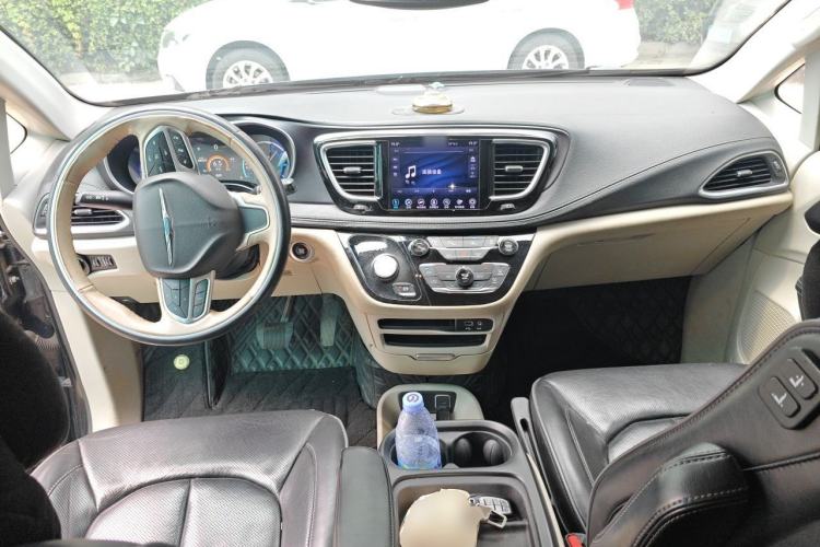 Used Chrysler Grand Voyager PHEV 2019 3.6L Plug-in Hybrid Center Console
