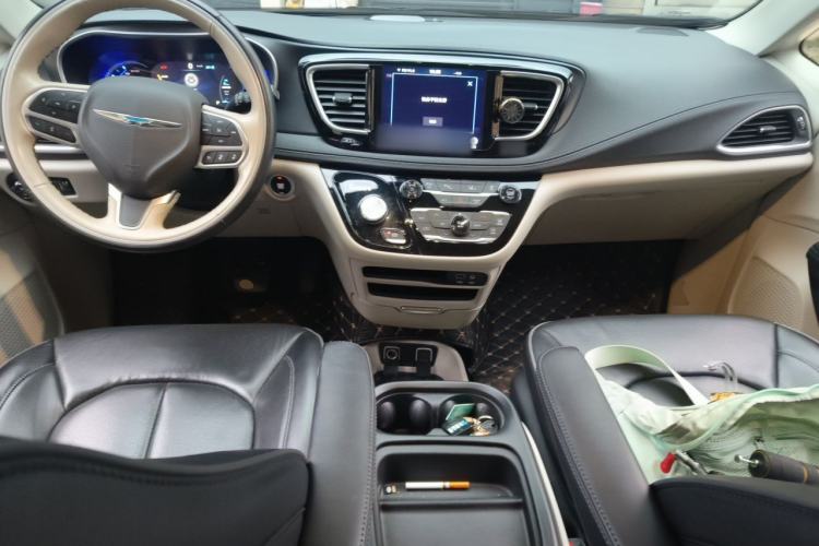 Used Chrysler Grand Voyager PHEV 2019 3.6L Plug-in Hybrid Center Console