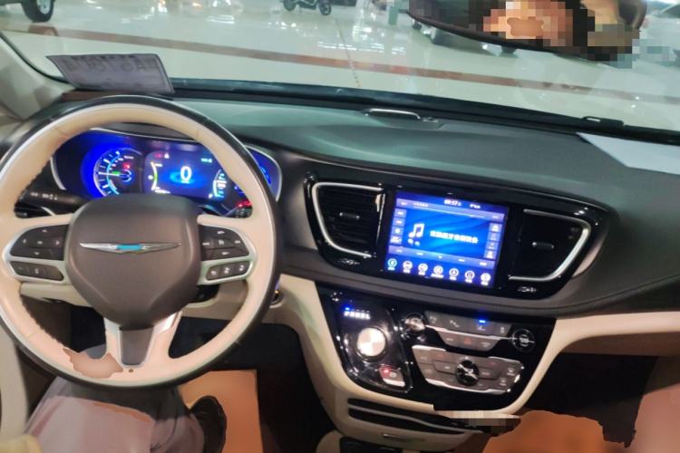 Used Chrysler Grand Voyager PHEV 2019 3.6L Plug-in Hybrid Center Console