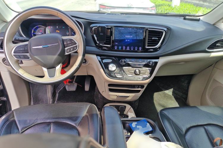 Used Chrysler Grand Voyager PHEV 2019 3.6L Plug-in Hybrid Center Console