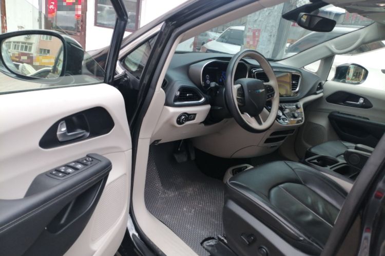Used Chrysler Grand Voyager PHEV 2019 3.6L Plug-in Hybrid Driver Seat