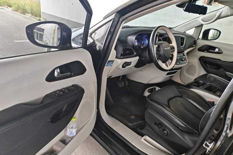 Used Chrysler Grand Voyager PHEV 2019 3.6L Plug-in Hybrid Driver Seat
