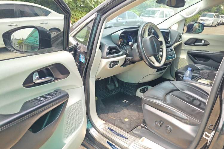 Used Chrysler Grand Voyager PHEV 2019 3.6L Plug-in Hybrid Driver Seat