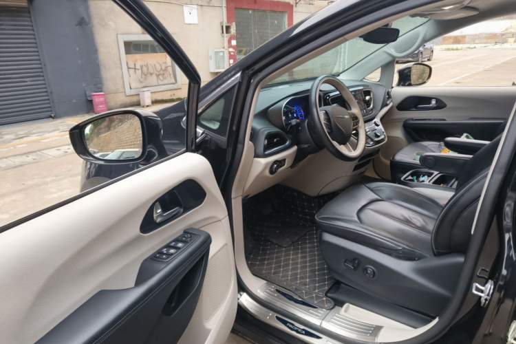 Used Chrysler Grand Voyager PHEV 2019 3.6L Plug-in Hybrid Driver Seat