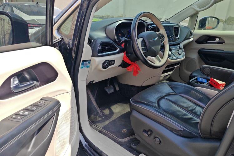 Used Chrysler Grand Voyager PHEV 2019 3.6L Plug-in Hybrid Driver Seat