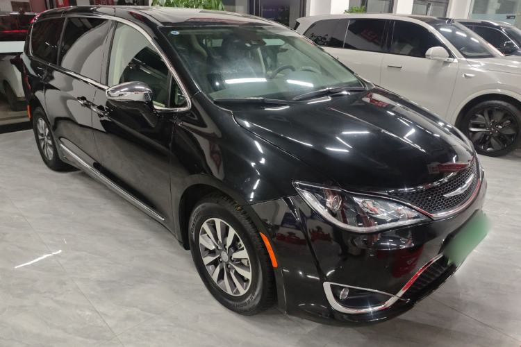 Used Chrysler Grand Voyager PHEV 2019 3.6L Plug-in Hybrid Front Right 45 Deg