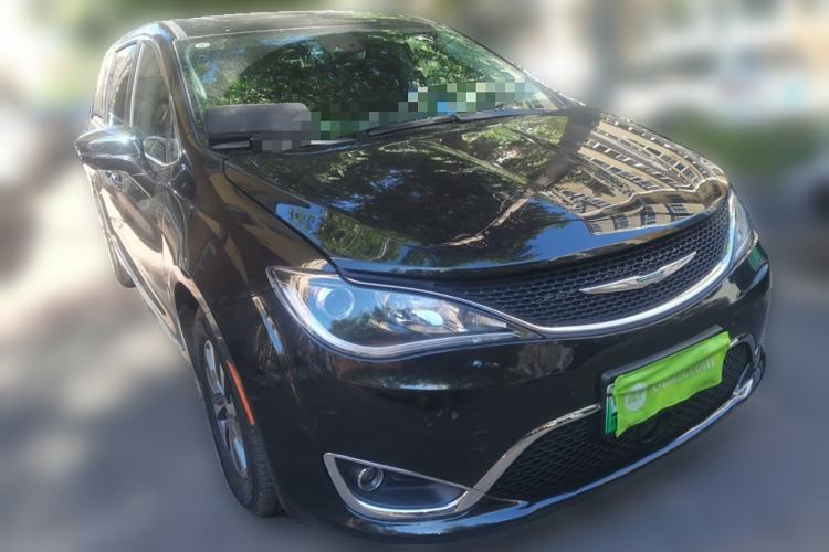 Used Chrysler Grand Voyager PHEV 2019 3.6L Plug-in Hybrid Front Right 45 Deg