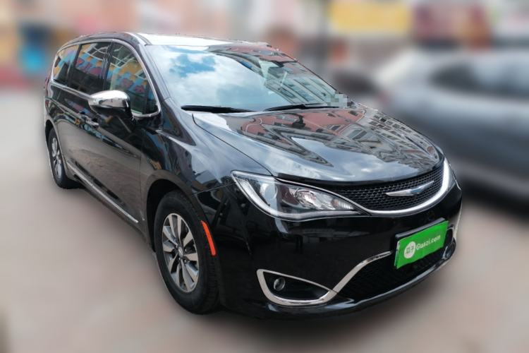 Used Chrysler Grand Voyager PHEV 2019 3.6L Plug-in Hybrid Front Right 45 Deg