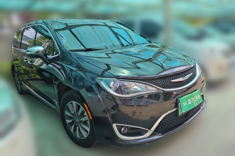 Used Chrysler Grand Voyager PHEV 2019 3.6L Plug-in Hybrid Front Right 45 Deg