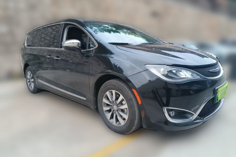 Used Chrysler Grand Voyager PHEV 2019 3.6L Plug-in Hybrid Front Right 45 Deg