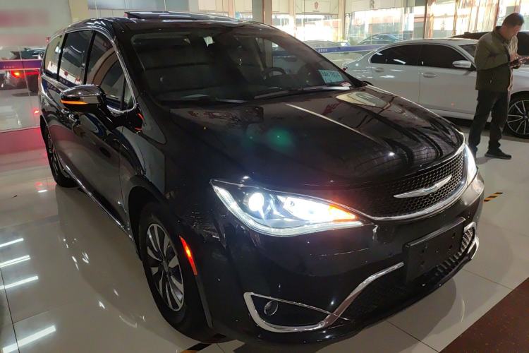 Used Chrysler Grand Voyager PHEV 2019 3.6L Plug-in Hybrid Front Right 45 Deg