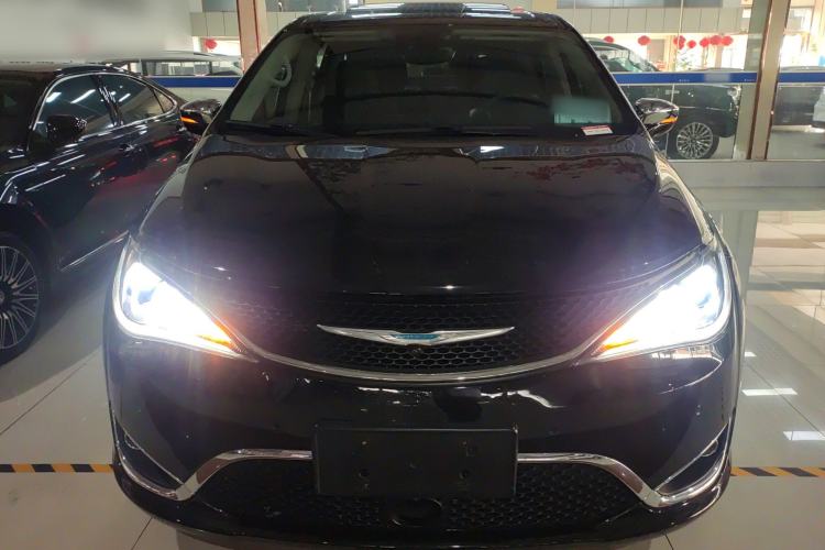 Used Chrysler Grand Voyager PHEV 2019 3.6L Plug-in Hybrid Front