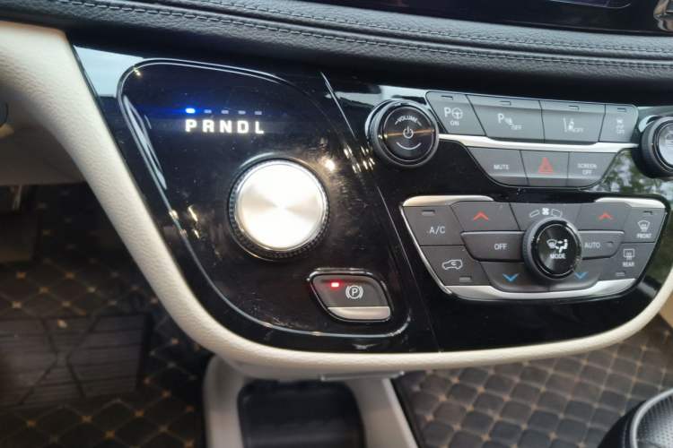 Used Chrysler Grand Voyager PHEV 2019 3.6L Plug-in Hybrid Gear Lever