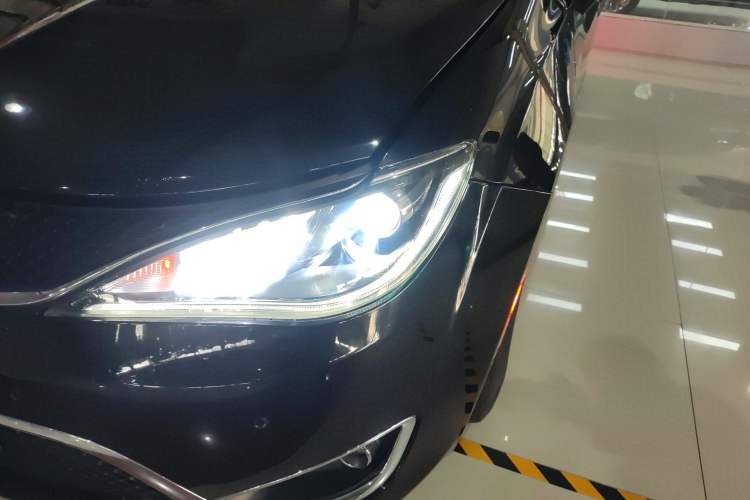 Used Chrysler Grand Voyager PHEV 2019 3.6L Plug-in Hybrid Left Front Headlight