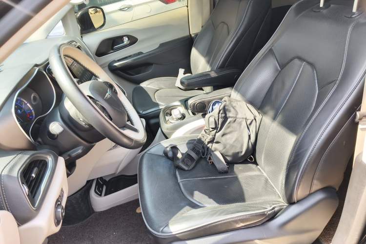 Used Chrysler Grand Voyager PHEV 2019 3.6L Plug-in Hybrid Left Front Seat