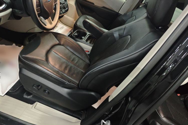 Used Chrysler Grand Voyager PHEV 2019 3.6L Plug-in Hybrid Left Front Seat