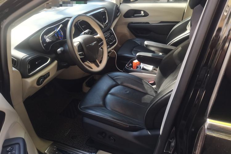Used Chrysler Grand Voyager PHEV 2019 3.6L Plug-in Hybrid Left Front Seat