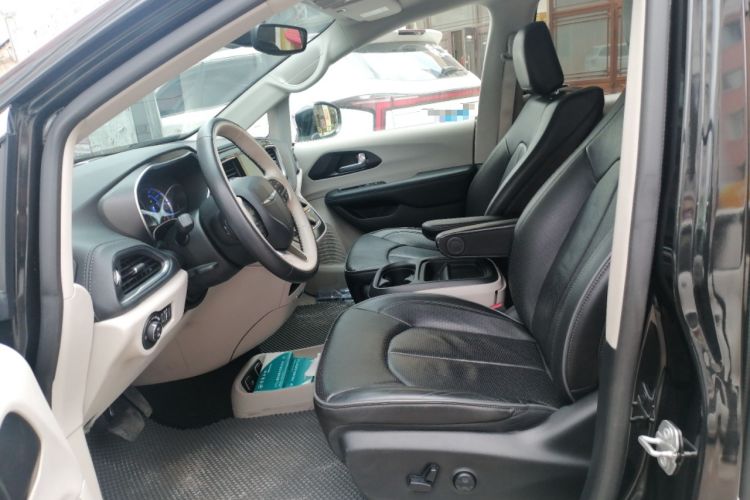 Used Chrysler Grand Voyager PHEV 2019 3.6L Plug-in Hybrid Left Front Seat