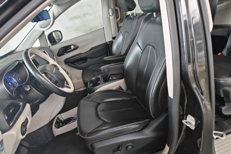 Used Chrysler Grand Voyager PHEV 2019 3.6L Plug-in Hybrid Left Front Seat