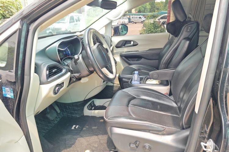 Used Chrysler Grand Voyager PHEV 2019 3.6L Plug-in Hybrid Left Front Seat