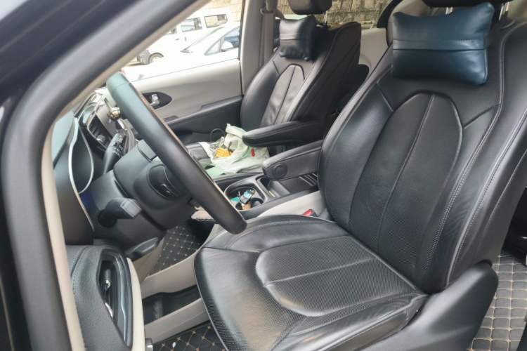 Used Chrysler Grand Voyager PHEV 2019 3.6L Plug-in Hybrid Left Front Seat