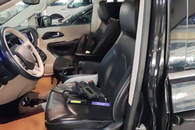 Used Chrysler Grand Voyager PHEV 2019 3.6L Plug-in Hybrid Left Front Seat