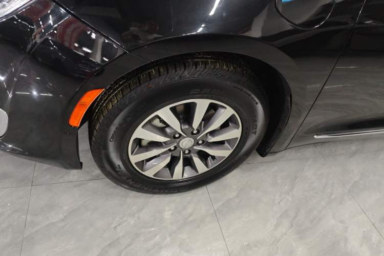 Used Chrysler Grand Voyager PHEV 2019 3.6L Plug-in Hybrid Left Front Wheel Hub
