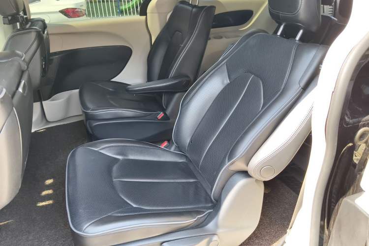 Used Chrysler Grand Voyager PHEV 2019 3.6L Plug-in Hybrid Left Rear Seat