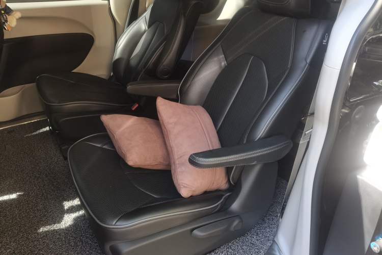 Used Chrysler Grand Voyager PHEV 2019 3.6L Plug-in Hybrid Left Rear Seat