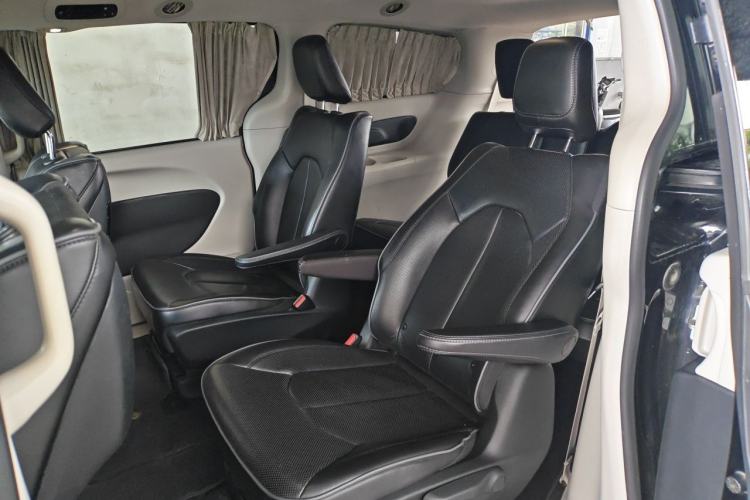 Used Chrysler Grand Voyager PHEV 2019 3.6L Plug-in Hybrid Left Rear Seat